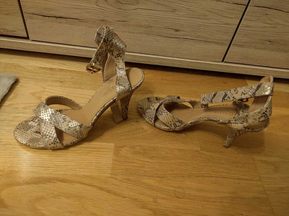 Złote sandały skóra