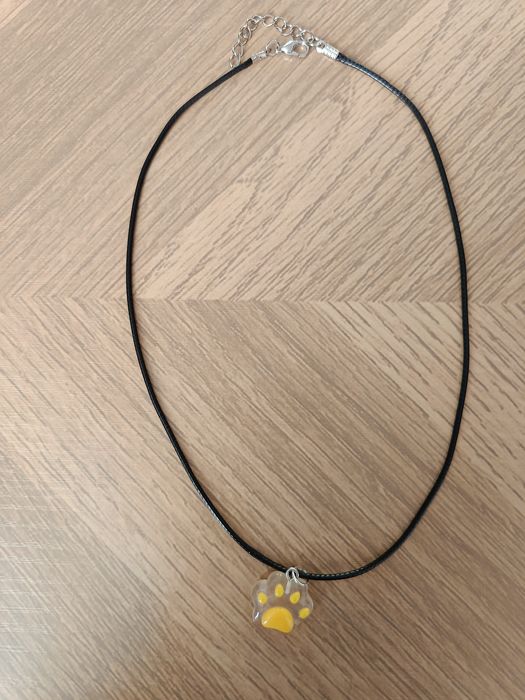 Wisiorek z żółtą łapką