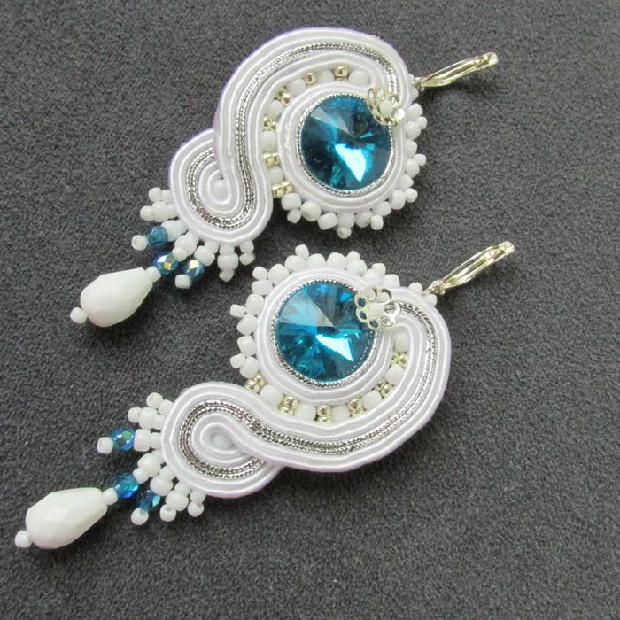 Komplet biżuterii ślubnej z sutaszu. Kolczyki i naszyjnik.