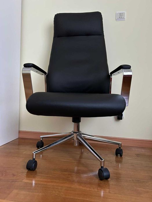 Cadeira de escritório Leon em pele sintética