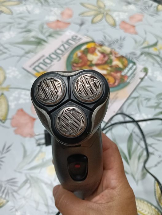 Máquina de barbear com pouco uso