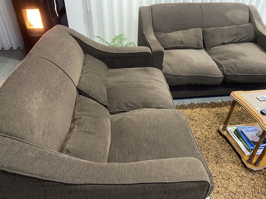 Vendo 2 sofas , com algum uso mas em muito bom estado !