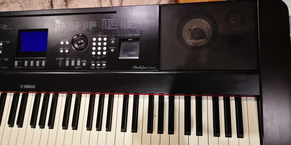 Piano digital Yamaha DGX 650