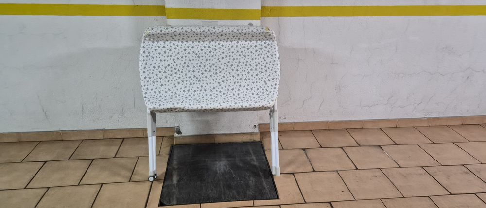 Vendo banheira com muda-fraldas Jané para bebé.