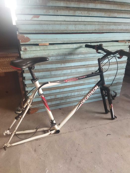 Bicicleta BTT incompleta