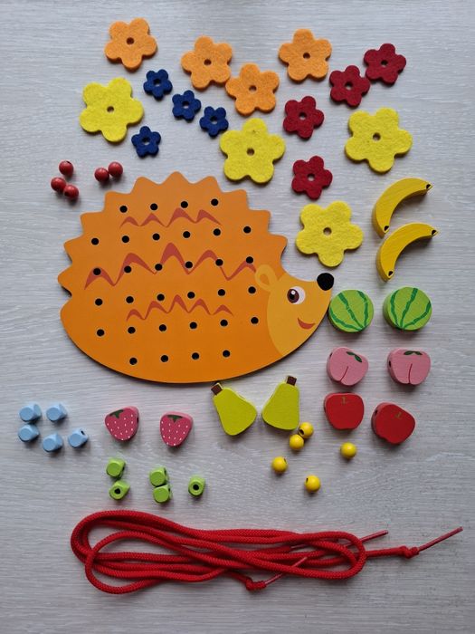 Дерев'яна розвиваюча іграшка. Шнурівка