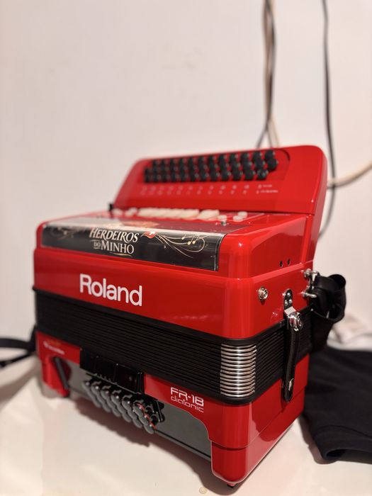 Roland FR-18