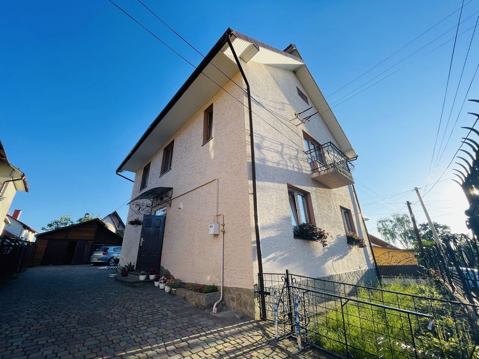 Приватний будинок в Дрогобичі (через дорогу власний бізнес - магазин)