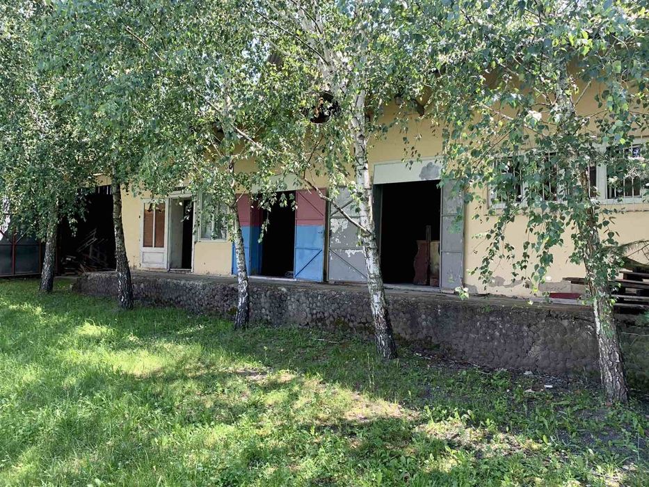 Будівля бувшого магазину з складськими приміщеннями