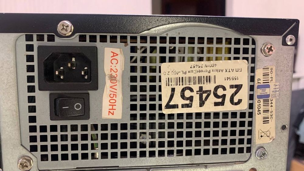 Старий комп'ютерний корпус (флоппі, дисковод) з блоком живлення 400в