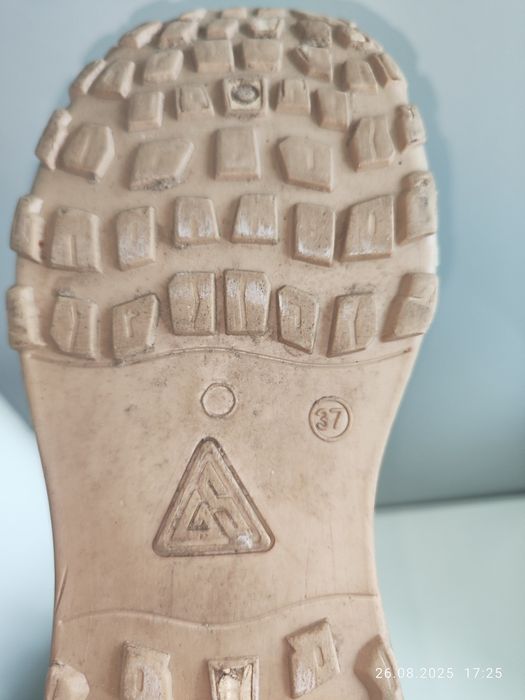 Зимові черевики, кросовки