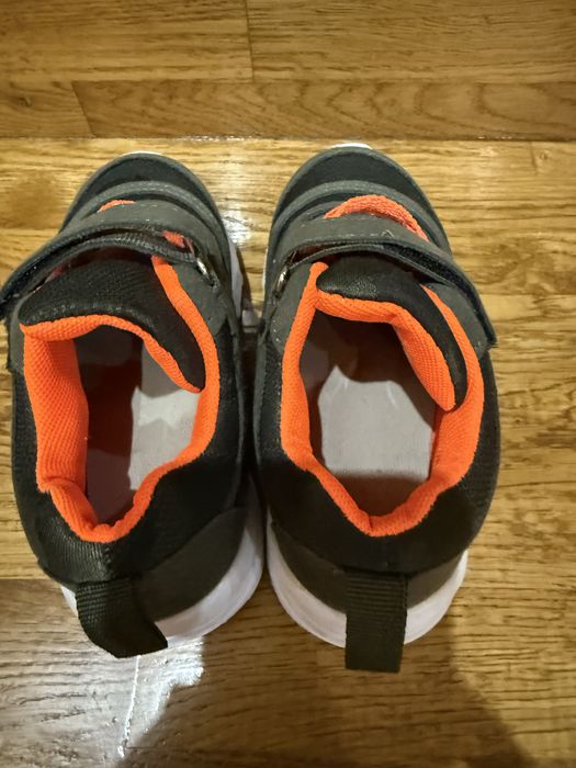 Продам дитячі кросівки