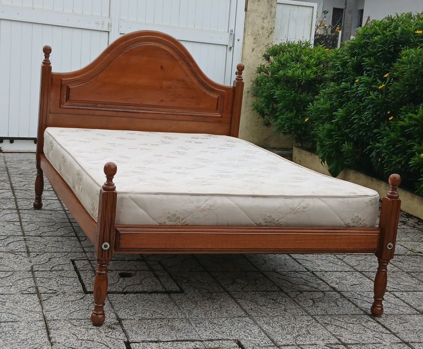 Vendo CAMA de CASAL com estrado e COLCHÃO em madeira MACIÇA como nova.