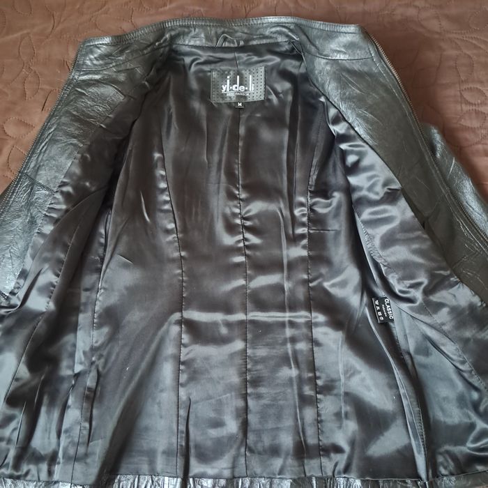 Жіноча шкіряна куртка.