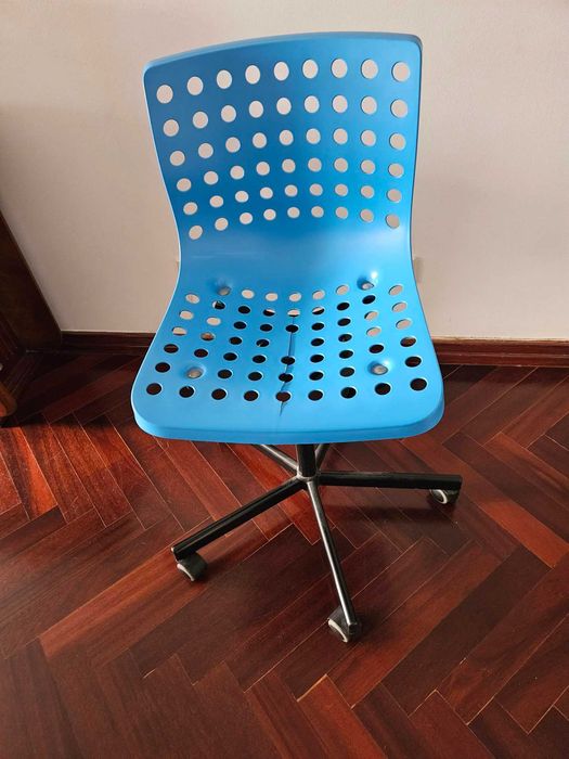 Cadeira com rodas para secretária quarto/escritório