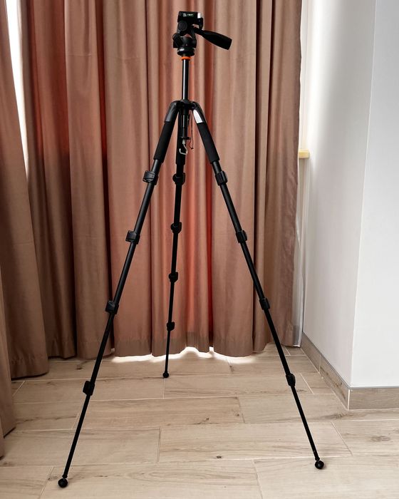 Фотоапарат Nikon D90 + об'єктив, сумка та штатив