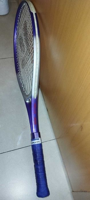Raquete de ténis de adulto muito pouco uso.