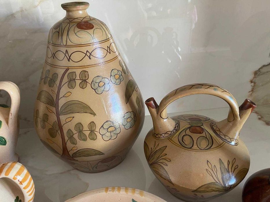 Peças de cerâmica e barro pintado á mão e vidrado