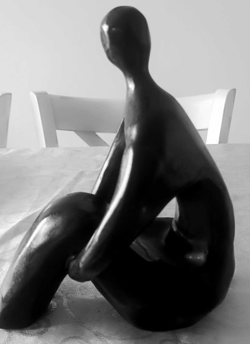 Ceramiczna figura kobiety