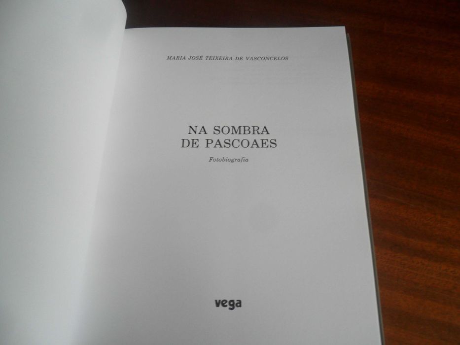 "NA SOMBRA DE PASCOAES" - Fotobiografia de Maria José Teixeira de Vasconcelos - 1ª Edição de 1993