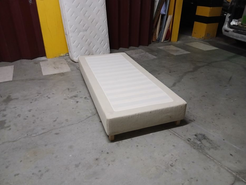 Cama estrado solteiro Ikea com colchão