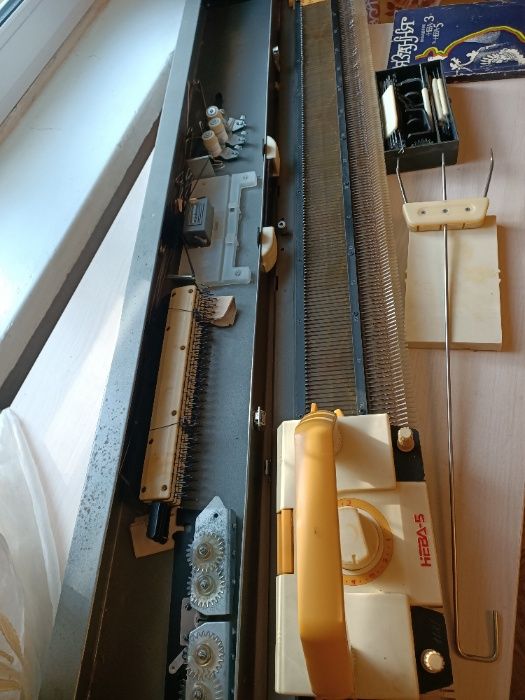 Вязальная машина Нева-5 в металлическом корпусе, полный комплект