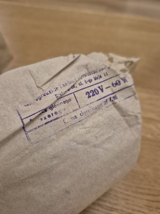 Zabytkowe żarówki PRL.