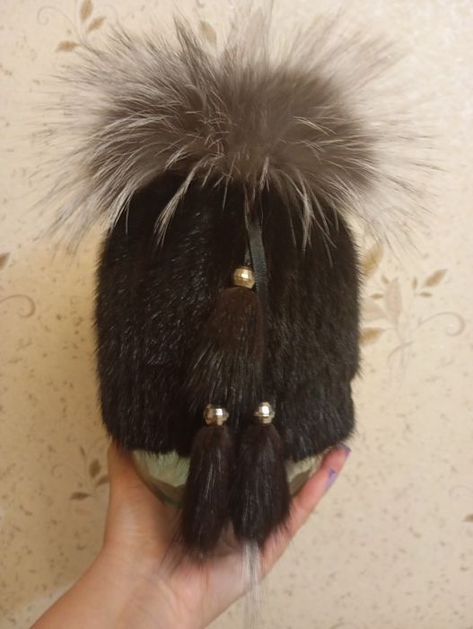 Продам дві зимові шапки.