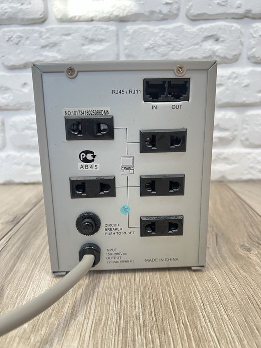Стабілізатор напруги Defender AVR Real 1500VA.