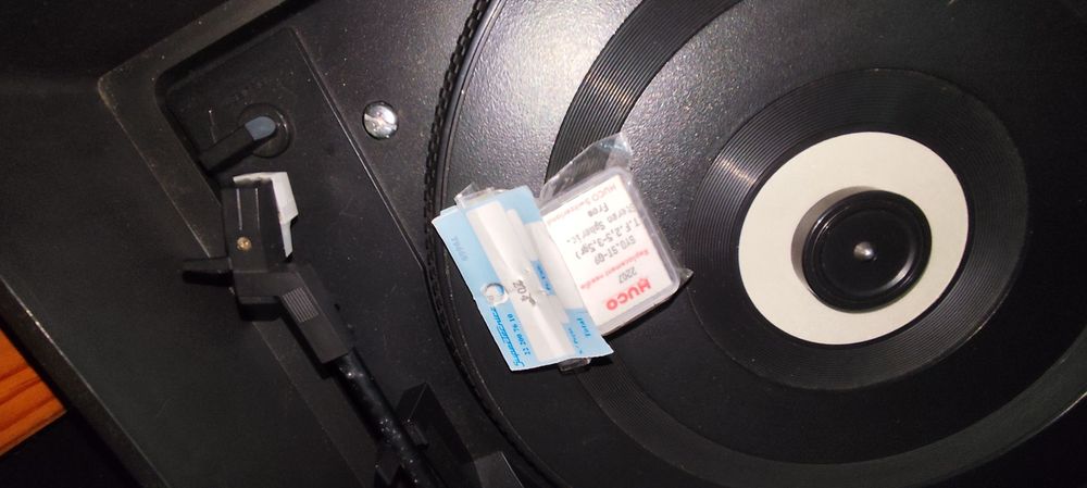 Gira discos, rádio e leitor/gravador de cassetes