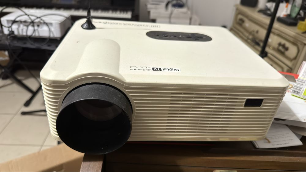 Projetor HD com HDMI e TV digital