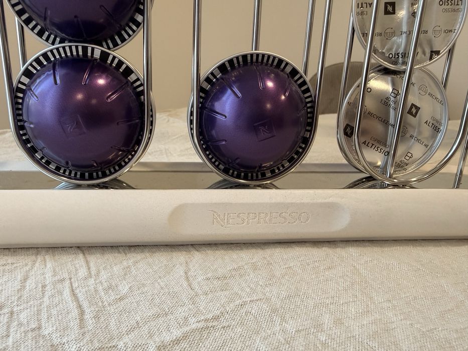Máquina de café Nespresso Vertuo + Acessórios