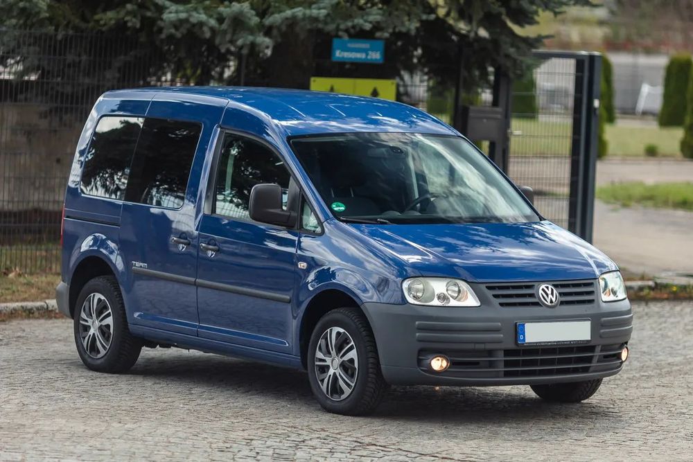 Volkswagen Caddy LIFE 1.9 TDI 2010r wersja TEAM Klimatyzacja HAK Ładny stan z Niemiec