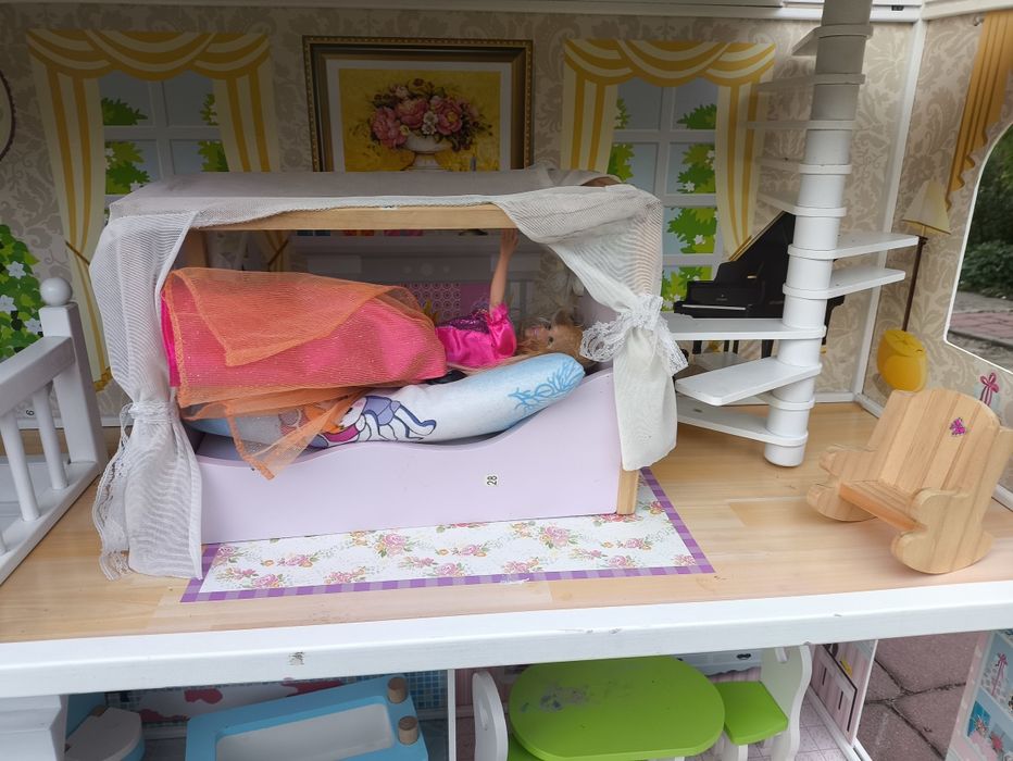 Duży domek dla lalek