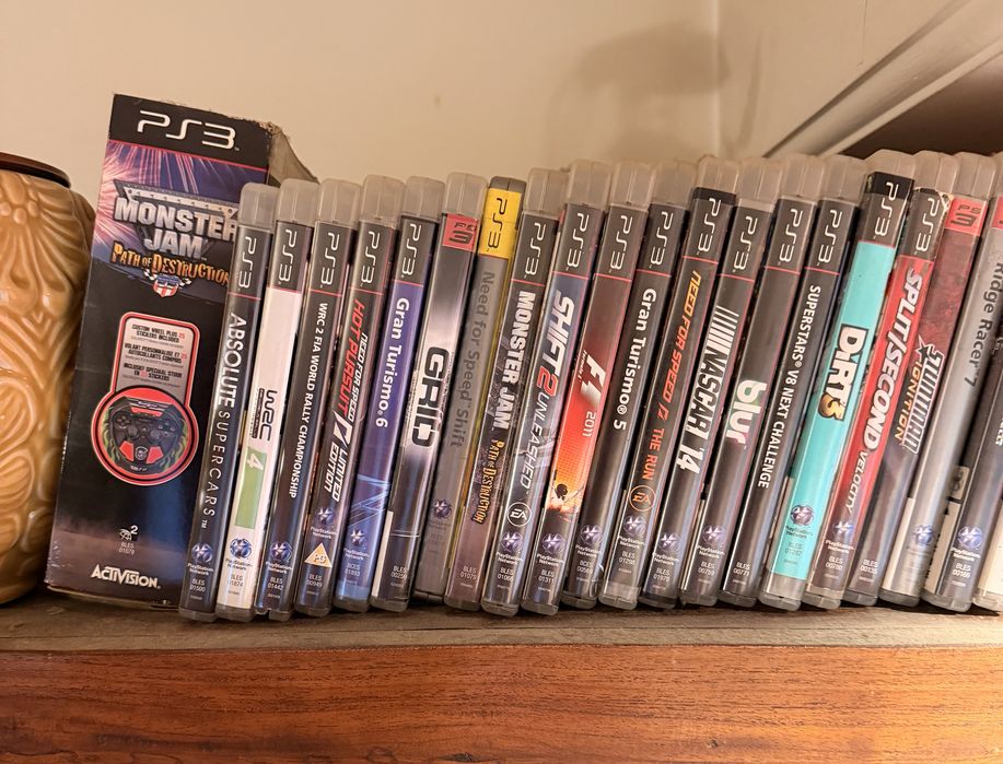 PlayStation 3 + Volante c/ Pedais + 31 jogos