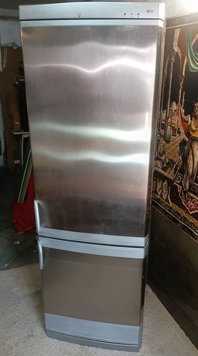 Frigorífico combinado marca NARDI, exemplar estado de conservação.
Fun