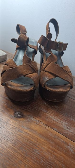 Sandálias em pele com salto compensado