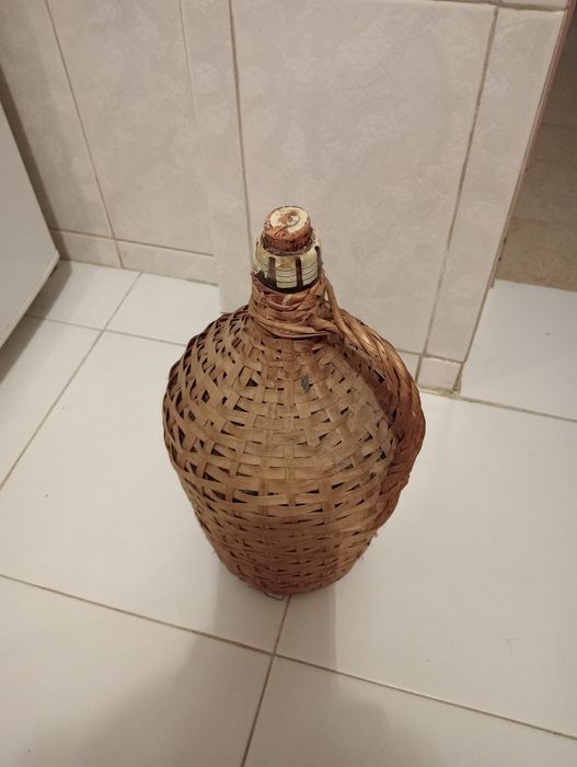Garrafão de vinho em palhinha