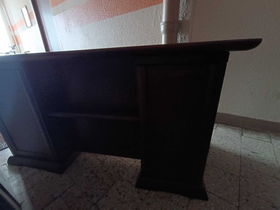 Biurko gabinetowe Klose z litego drewna