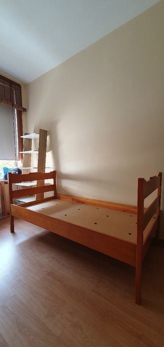Cama sólida com colchão incl.