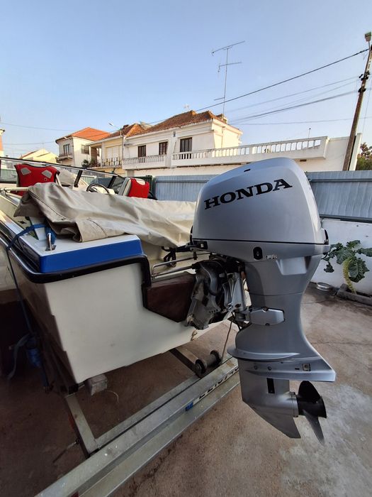 Barco com motor Honda