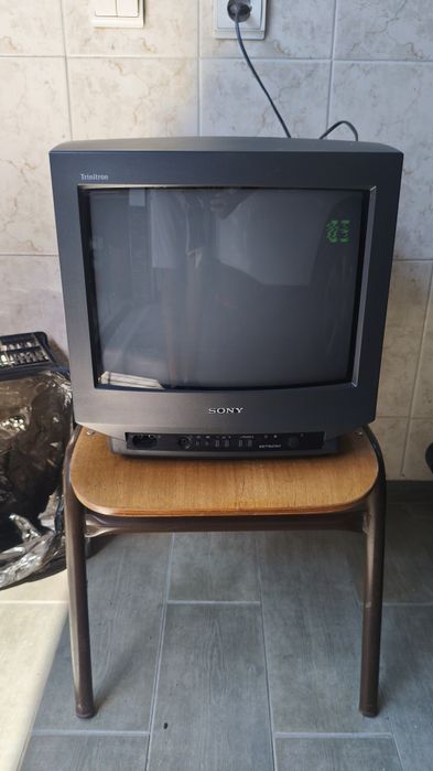 Televisão Sony Trinitron KV-14T1E a funcionar