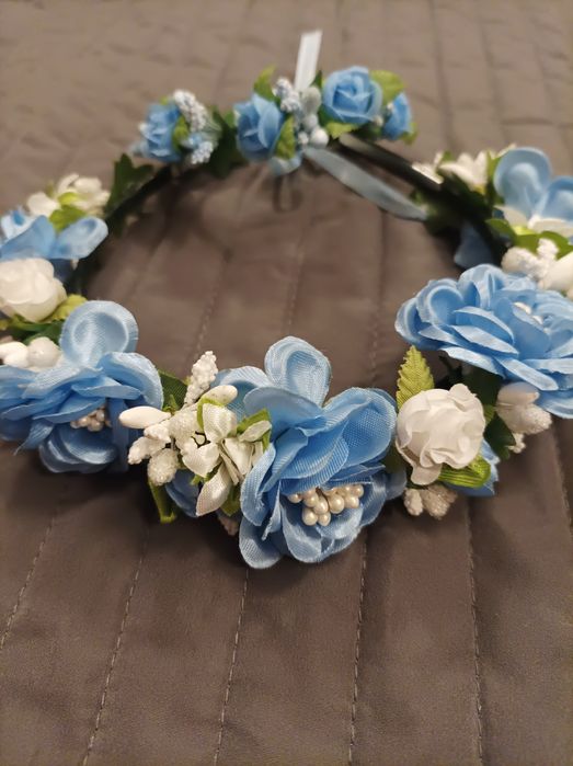 Opaska wianek i bransoletka kwiaty niebiesko białe