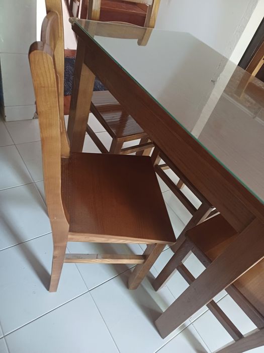 Mesa e 4 cadeiras em madeira