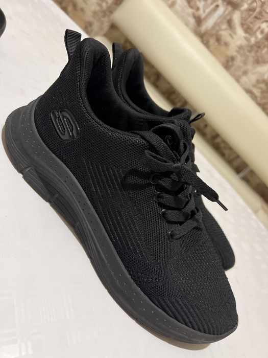легкі спортивні або прогулянкові кросівки Skechers