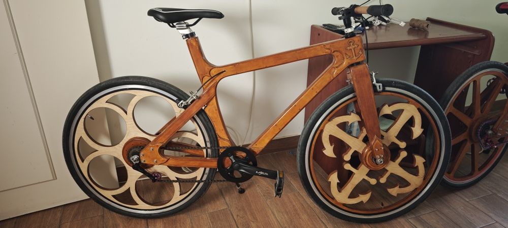 Bicicleta de madeira
