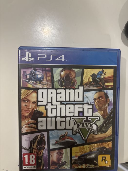 Playstation 4 com comando e jogos incluidos.