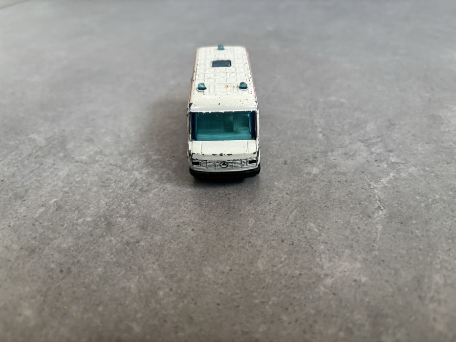 Model Resorak Siku Mercedes 809 D Ambulans