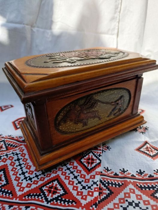 Дерев'яна вінтажна різьблена скринька, шкатулка