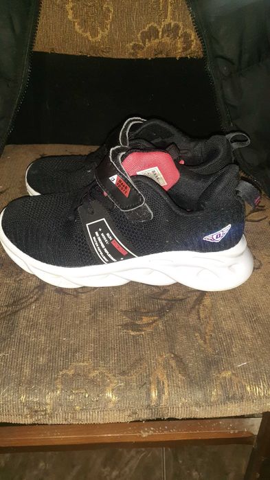 Продам детские кроссовки